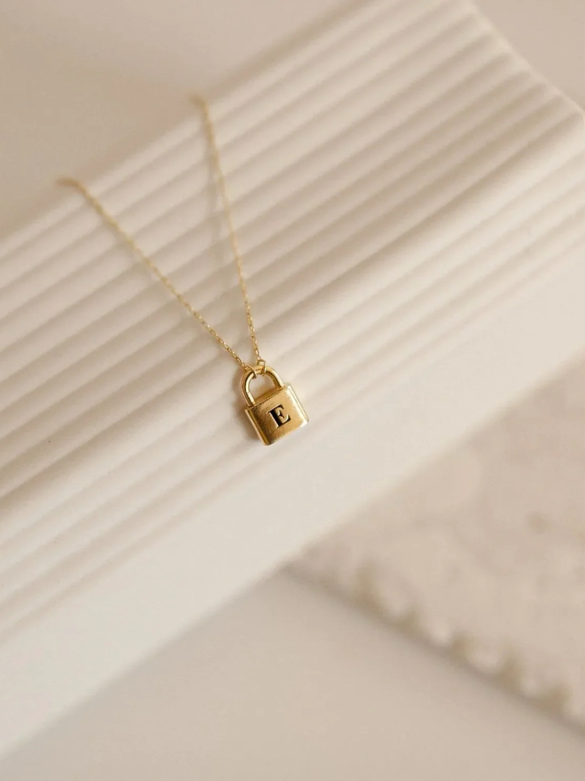 CLÉA - Elegant and Versatile Design