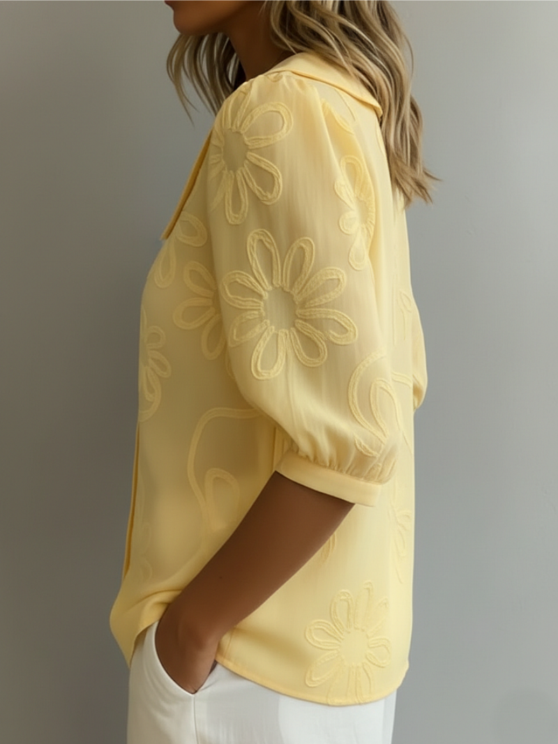 Sara – Blouse with embroidered flowers