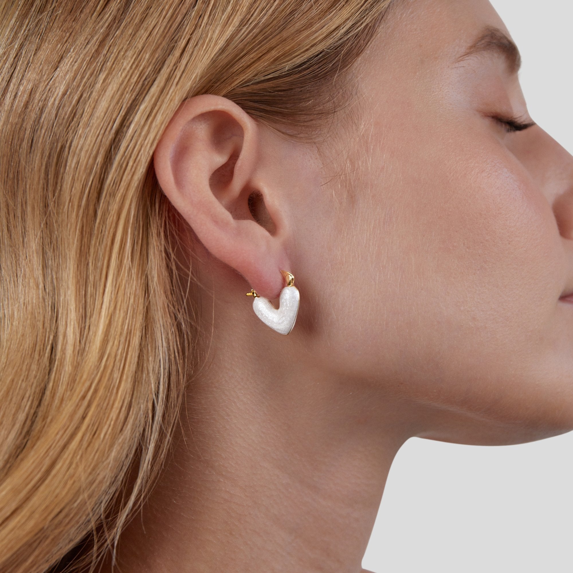 NELY: Stylish and Versatile Accessory