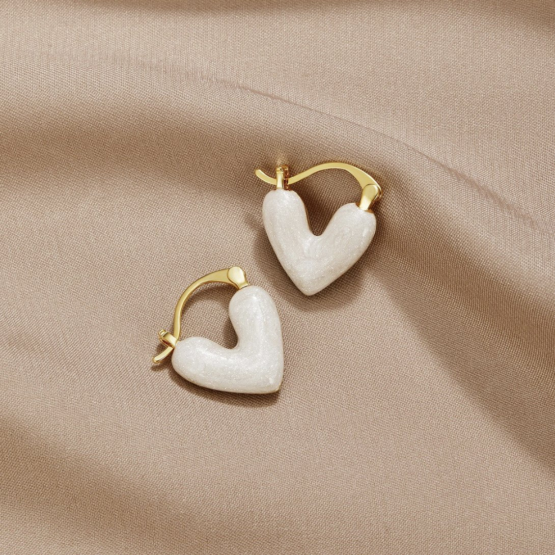 NELY: Stylish and Versatile Accessory